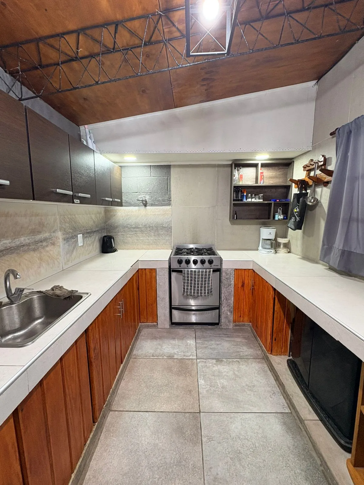 Cocina equipada con horno y mesada