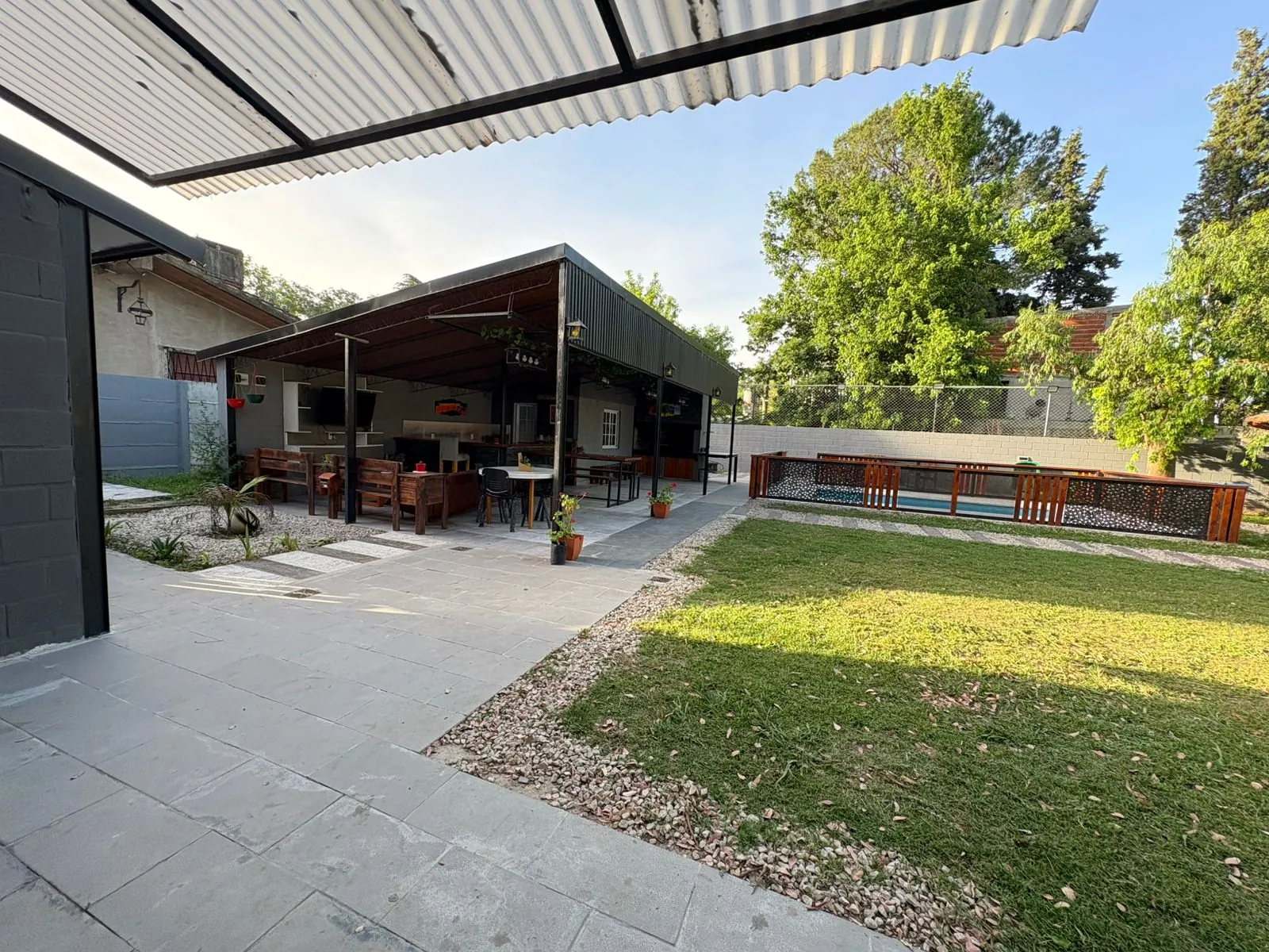 Parque con la galería cubierta al fondo