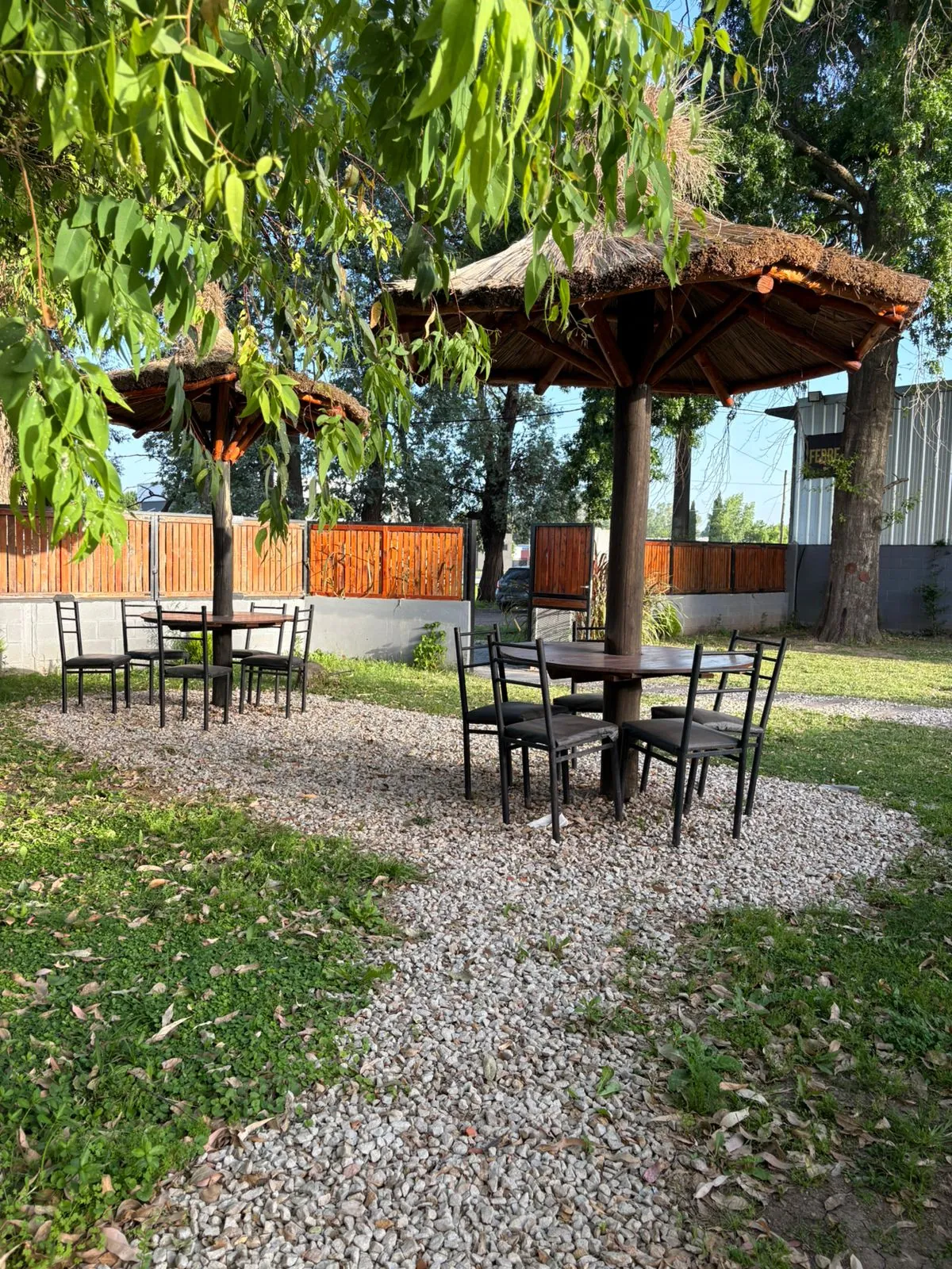 Mesas bajo las sombrillas de paja