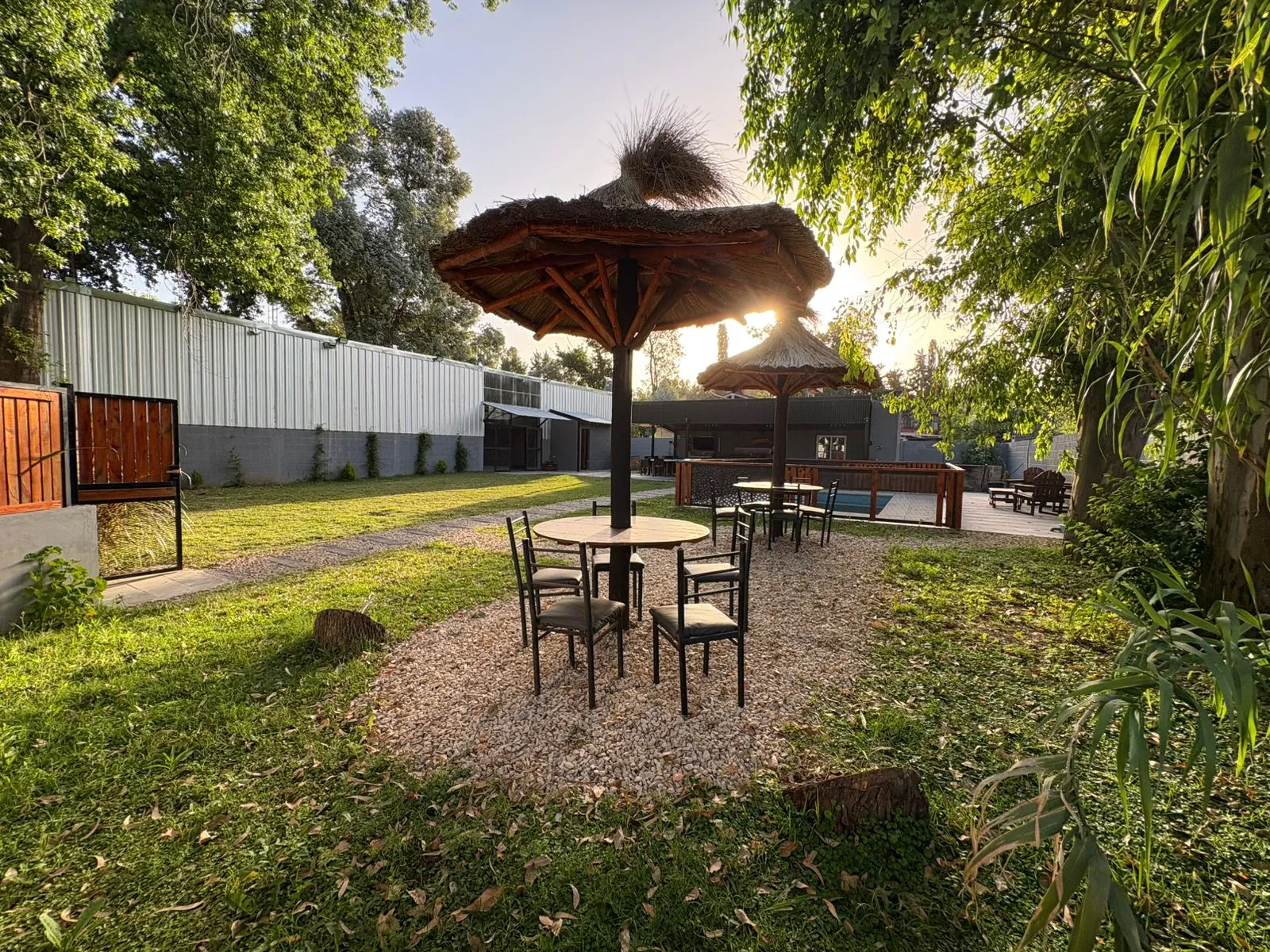 Sombrillas de paja con mesas en el parque
